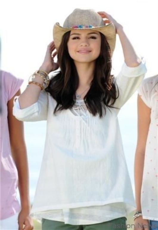Mặc sơ mi phong cách như Selena Gomez