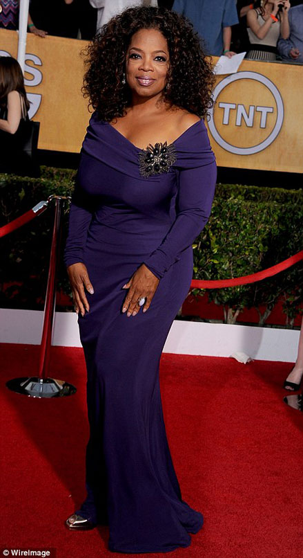 Oprah Winfrey thể hiện vẻ đẹp đầy quyền lực trên thảm đỏ trong bộ đầm tím đậm Bradley Mischka.