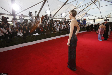 Những đường cong quyến rũ của Jennifer Lawrence thu hút sự chú ý của các ống kính.