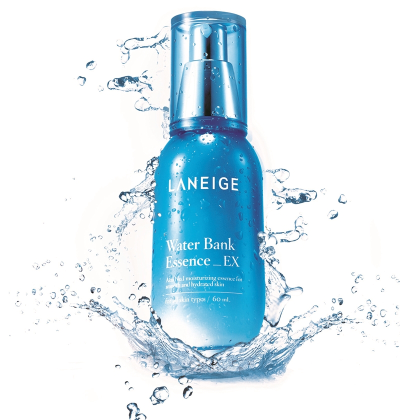 Laneige Water Bank Essence EX chứa thành phần dưỡng ẩm tự nhiên cùng với công nghệ Hydro Ion Mineral Water giúp tối ưu hóa sự cân bằng độ ẩm cho da, đánh thức các thành phần dưỡng ẩm tự nhiên trong da, mang lại hiệu quả dưỡng ẩm 24 giờ và cải thiện kết cấu da.