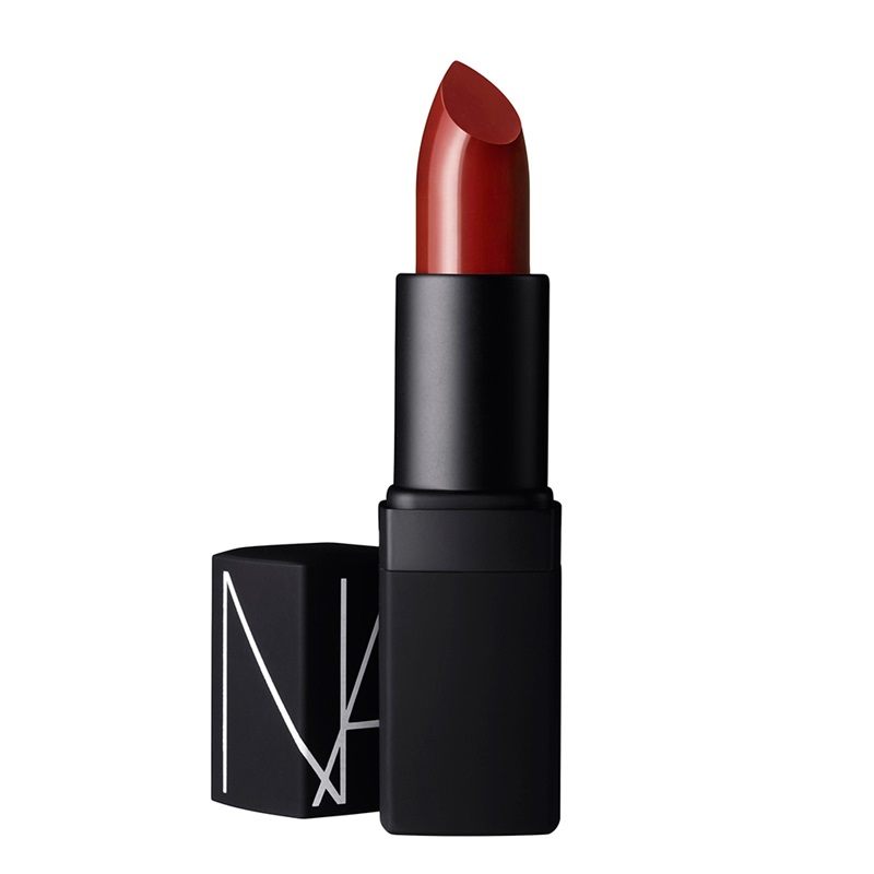 NARS Semi Matte Lipstick màu Scarlet Empress: Mê hoặc các cô gái bằng chất son mịn màng như nhung, lên màu chuẩn xác ngay từ lần chạm đầu tiên. (Giá: 900.000 VNĐ)