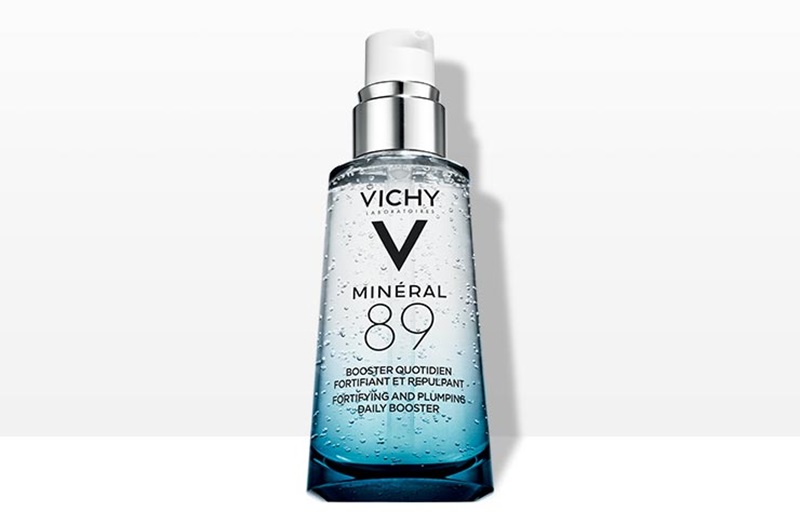 Vichy Mineral 89: Serum chứa 89% là nước khoáng Vichy, kết hợp với hàm lượng cao hyaluronic acid giúp da căng mịn, bóng ẩm. Giá: 950.000VNĐ.