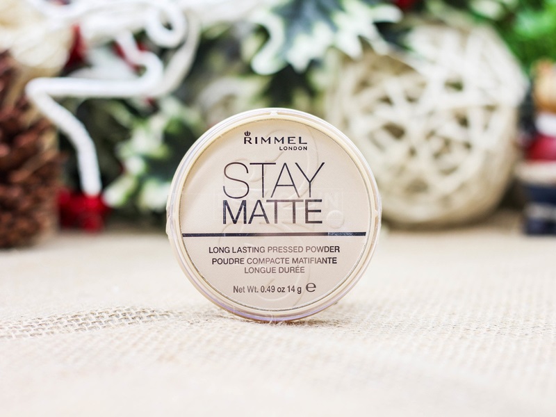 Rimmel Stay Matte Pressed Powder: phấn phủ giúp hấp thụ lượng dầu thừa, mang lại cho nàng khuôn mặt khô ráo. Giá: 169.000VND