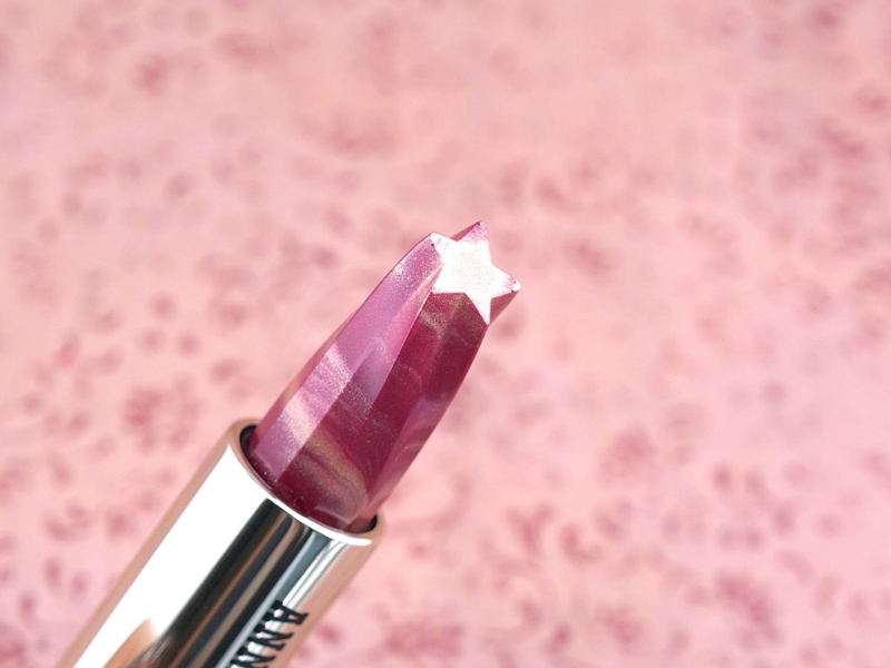 Cận cảnh đầu son hình ngôi sao của Anna Sui Star Lipstick.