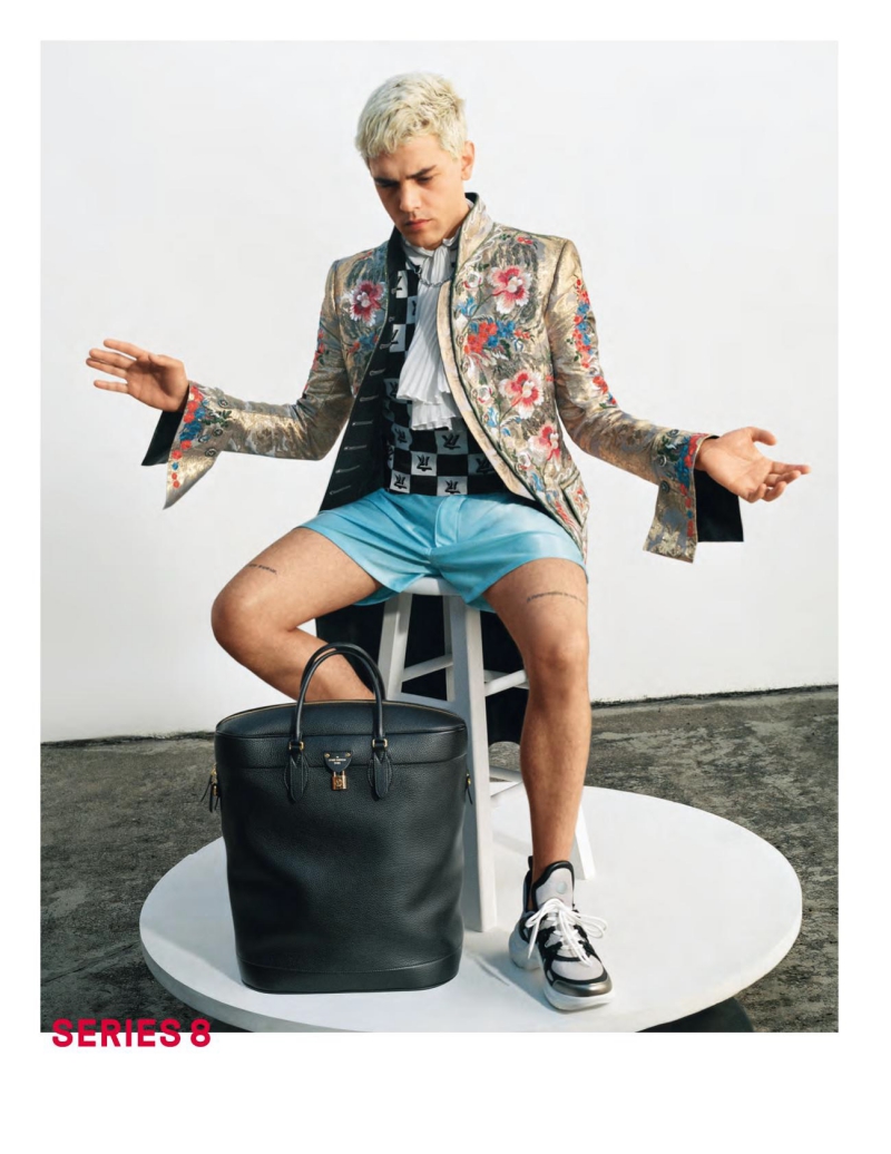 Đạo diễn Xavier Dolan trở thành "chàng thơ" trong chiến dịch quảng cáo BST Xuân Hè 2018 dành cho nữ của Louis Vuitton. Và anh cũng mang đôi giày Archlight phối cùng chiếc áo mang phong cách hoàng gia cổ điển. 