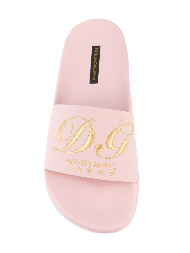 Thiết kế dép sliders của Dolce & Gabbana mô phỏng dép trong khách sạn cao cấp có giá khoảng 7,6 triệu đồng. 