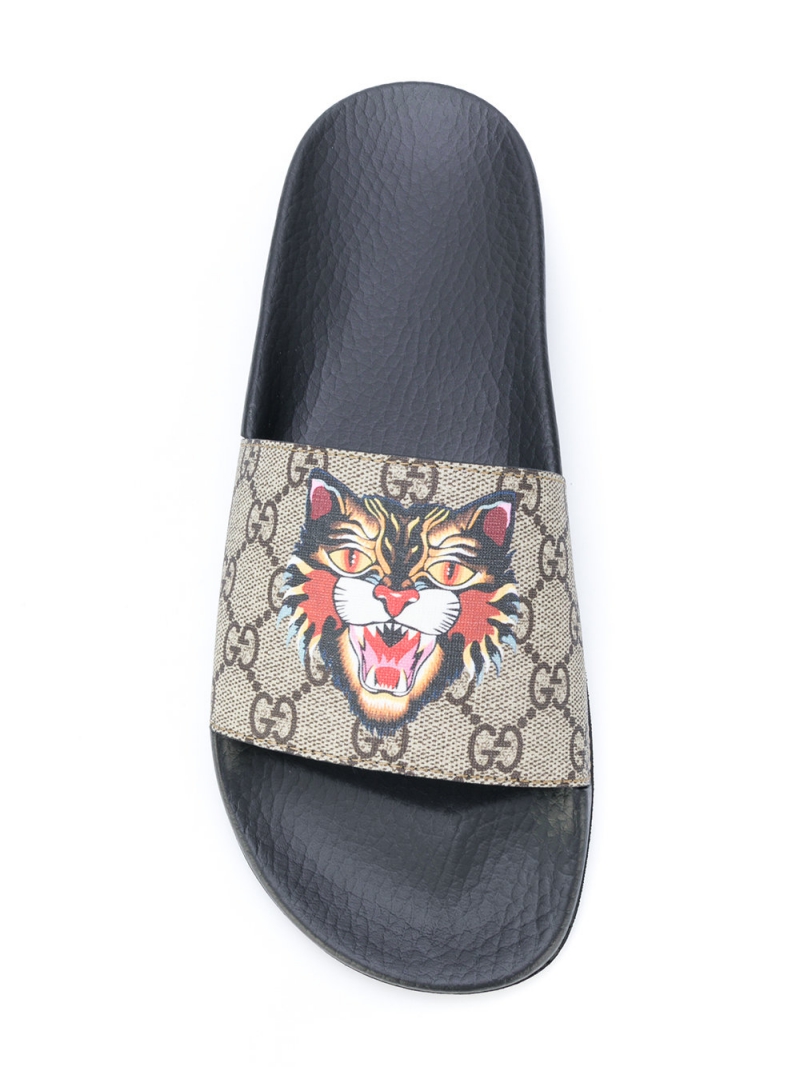 Dép sliders của Gucci với phần quai có logo GG quen thuộc cùng hình ảnh mèo hoang nổi bật chính giữa. Thiết kế dép này có giá khoảng trên dưới 7 triệu đồng. 
