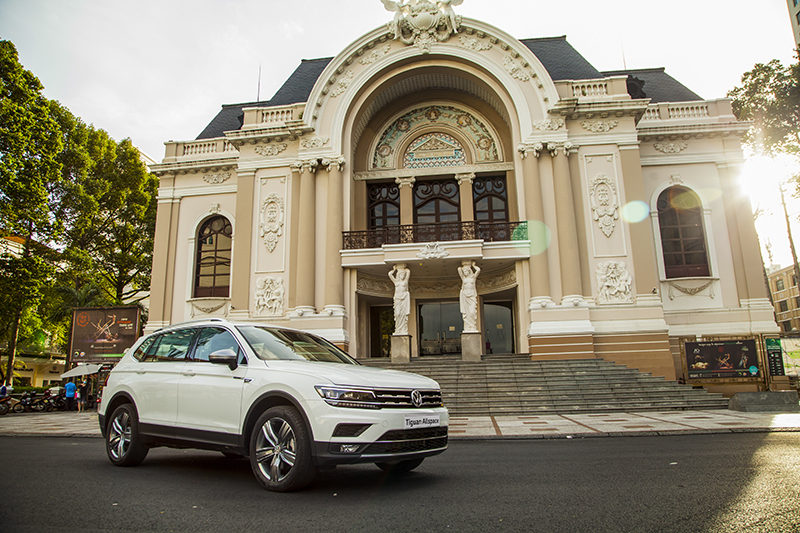 8-tiguan-allspace-ben-nha-hat-lon-thanh-pho