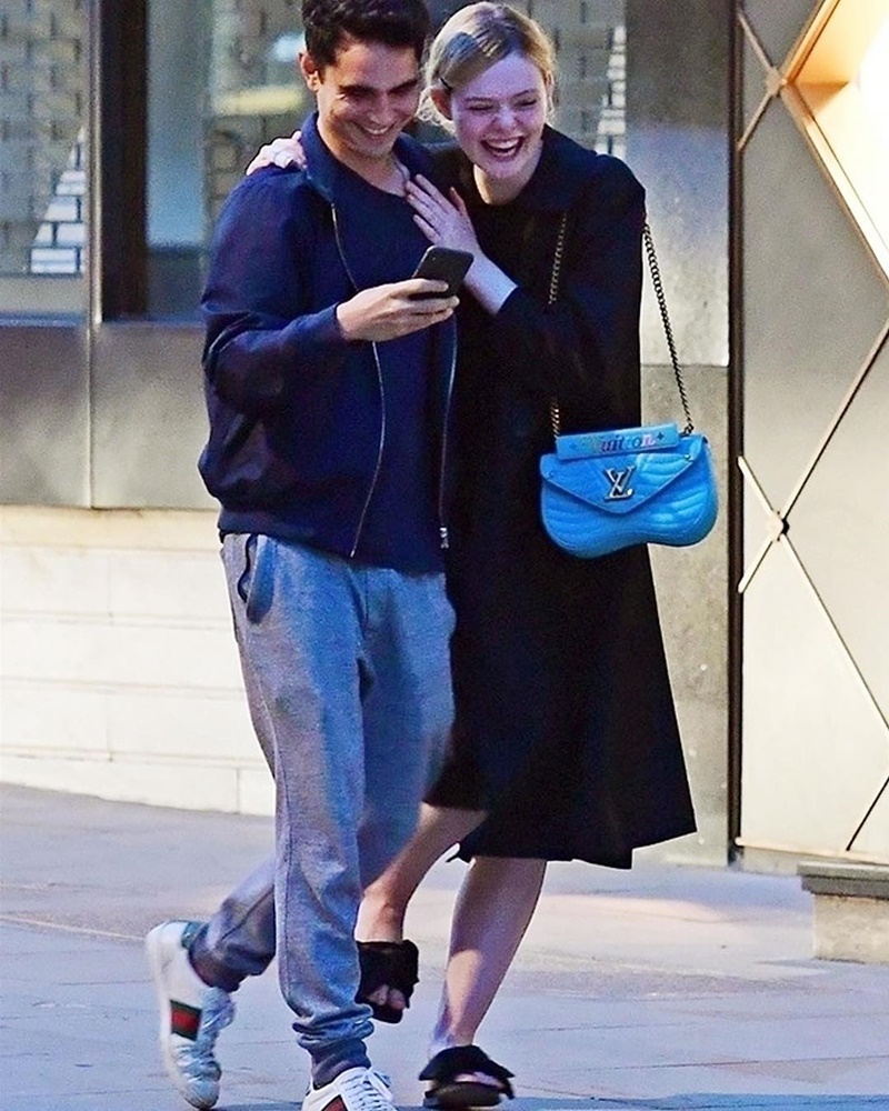 Nữ diễn viên Elle Fanning mới đây cũng bị bắt gặp khi dạo phố cùng bạn trai hơn 12 tuổi Max Minghella ở London. Cô xách túi New Wave màu xanh lam. 