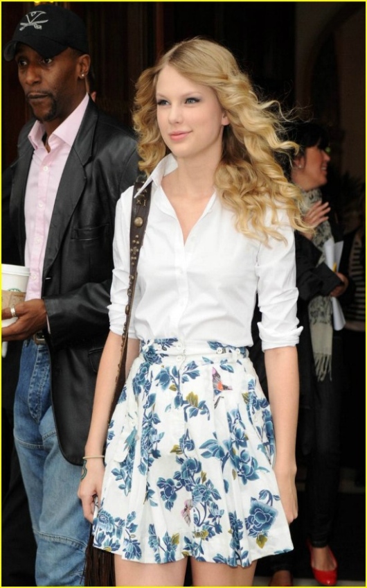 Taylor Swift diện váy áo như nàng công chúa tại chuyến lưu diễn 