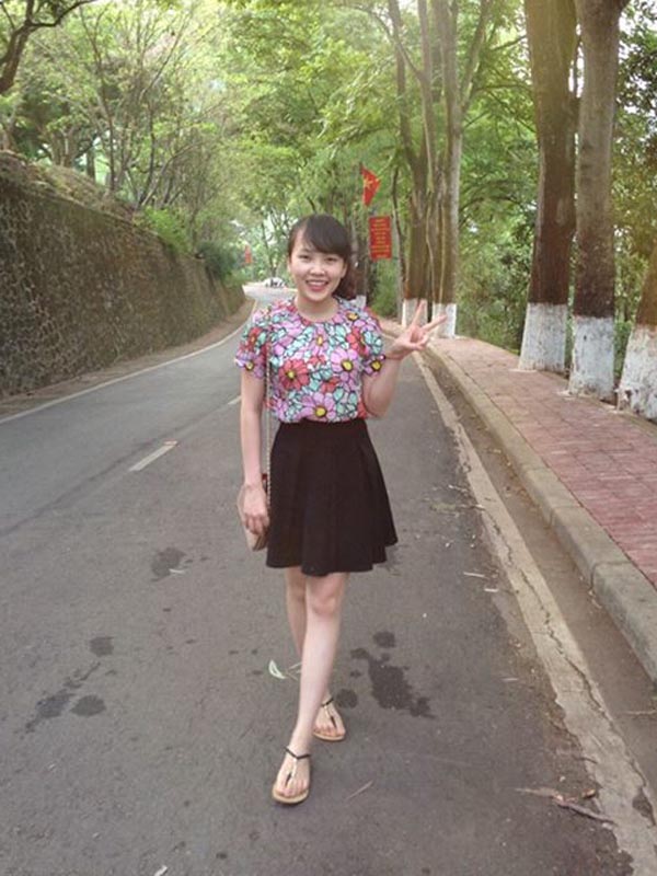 ootd, áo hoa, chân váy đen