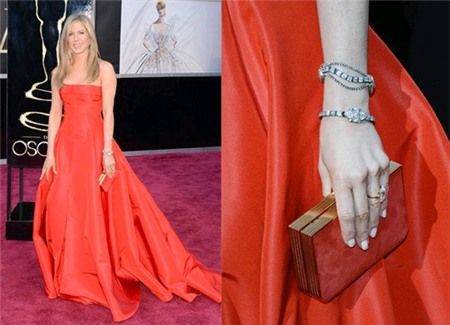 Chỉ 1 phút sau khi bạn bước lên thảm đỏ, giới truyền thông đã biết bạn mặc váy gì. Trong ảnh, Jennifer Aniston diện váy của Valentino.