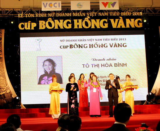 Lễ tôn vinh “Nữ Doanh nhân Việt Nam tiêu biểu 2013 – Cúp Bông hồng Vàng”