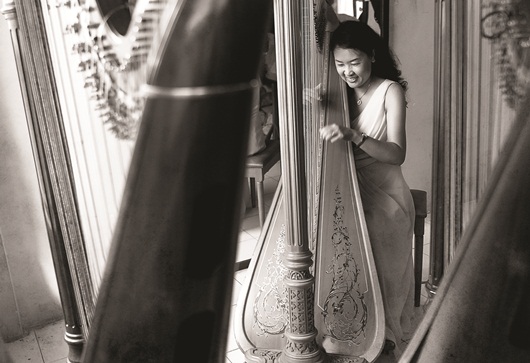 Nghệ sĩ Mai Ý Nhi, cây đàn harp (hạc cầm)