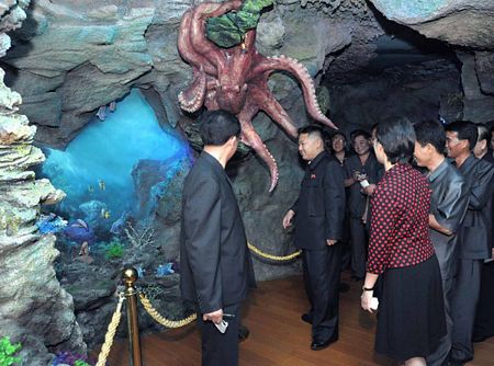 Lãnh đạo Triều Tiên và vợ cùng các quan chức thăm công viên giải trí mới khai trương tại thủ đô.