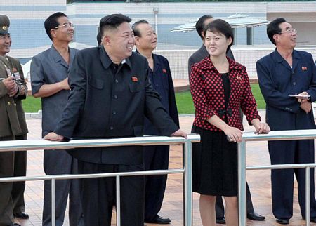 Ông Kim Jong-un đứng cạnh người vợ Ri Sol-ju.