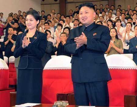 Ông Kim Jong-un và người phụ nữ được tin là vợ ông.
