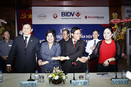 Lễ ký kết thỏa thuận hợp nhất 3 ngân hàng Ficombank, TinNghiaBank và SCB- Ảnh: TTXVN