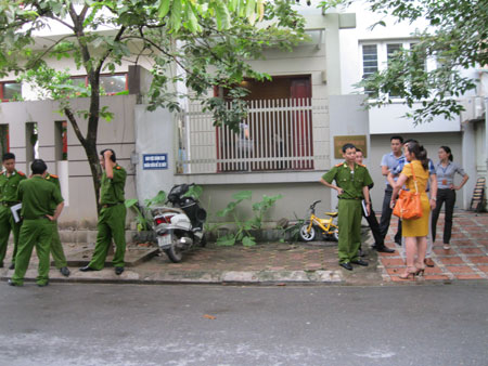 Lực lượng công an làm việc tại trụ sở của Muaban24 tại Hà Nội (Ảnh: Thông Chí)