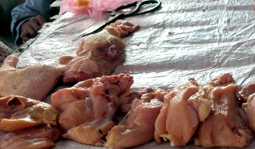 Loại gà như thế này ở chợ Dịch Vọng chỉ bán có 30.000 đồng/kg