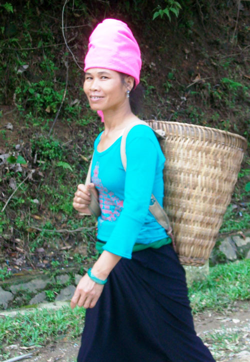Phụ nữ Trạm Tấu giờ phải trồng răng giả nếu muốn cười tươi.