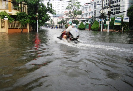 Các phương tiện “thi nhau” lội nước giữa phố