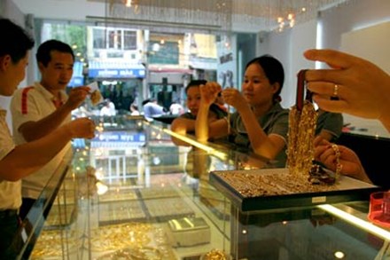 Giá vàng trong nước tiếp tục cao hơn giá thế giới khoảng 2,7 triệu đồng/lượng.