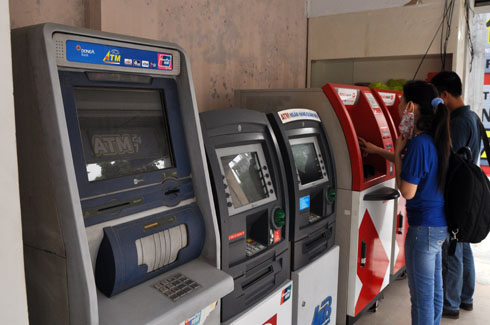 Người dùng thẻ ATM bất cẩn có thể bị kẻ gian lợi dụng, đánh cắp thông tin và tài khoản. Ảnh: Anh Quân