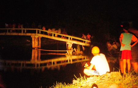 Người dân ấp 5 xã Tân Thành (TP Cà Mau) vây bắt cá sấu nỗi đầu trên sông vào đêm 2-11.