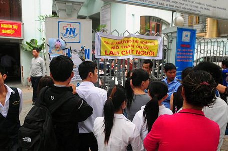 Nhiều người nhà bệnh nhân Tưởng kéo đến trước cổng BVĐK Hà Nội.