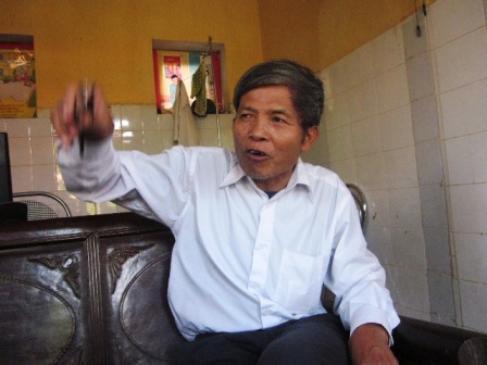  Ông Lê Văn Ngợi, Trạm trưởng trạm y tế Định Liên.
