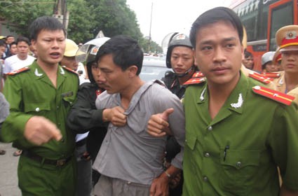 Chiếc xe khách bị lực lượng công an Hà Tĩnh bắt giữ (ảnh: Quang Sáng)