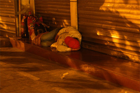 Ảnh chụp tại phố Hàng Đậu rạng sáng ngày 25/11.