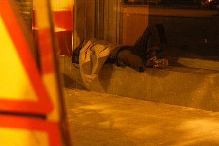Người đàn ông với tấm chăn mỏng góc phố Đinh Tiên Hoàng rạng sáng ngày 25/11.