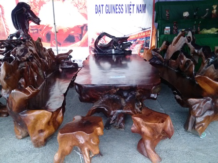 Bộ bàn ghế bằng gỗ hương có giá 220 triệu đồng.