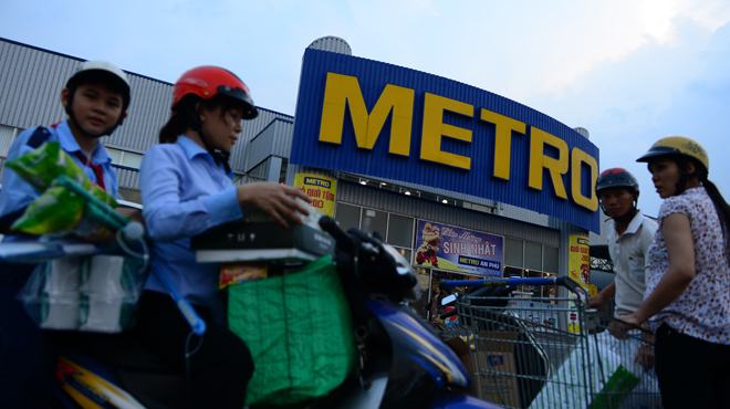 Người dân mua hàng ở Metro An Phú, Q.2, TP.HCM chiều 10-12 - Ảnh: Thuận Thắng