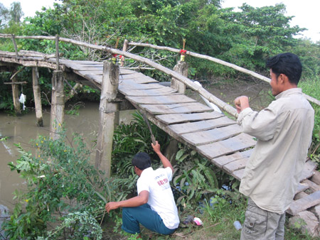 Cầu ván củ kỹ nơi cháu Lâm Thị Mỹ Hằng tử nạn