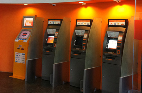 Nhiều ngân hàng chưa hoàn tất đổi mã BIN trên thẻ ATM. Ảnh: Thanh Lan.