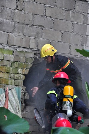 Cảnh sát PCCC phải dùng cưa để cắt tường vào khu vực cháy