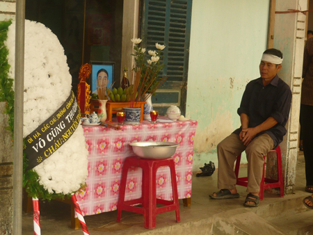 Ông Nguyễn Trần Tuấn chết lặng bên bàn thờ người con trai xấu số