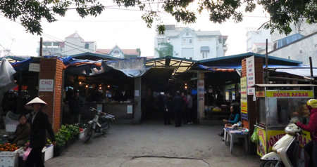 Chợ Cửa Đình đã tồn tại ở làng Sài Đồng từ hơn 20 năm qua