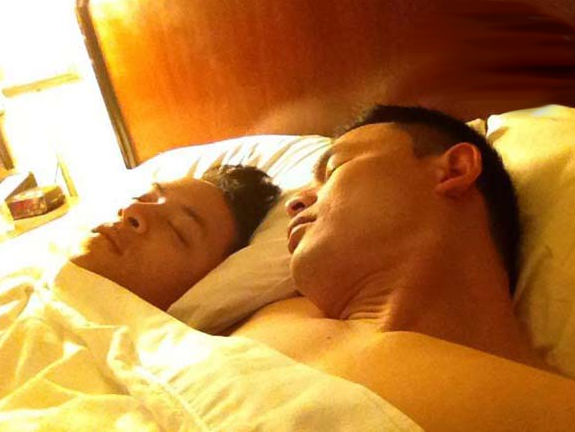 Hình ảnh giường chiếu thân mật của Cao Thái Sơn và Adam Nguyễn.