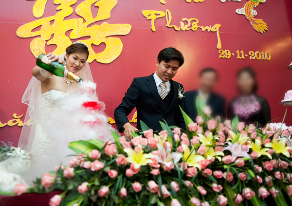 Vụ lùm xùm về đám cưới của Vương Thu Phương trở thành đề tài bàn tàn của công chúng trong thời gian dài.