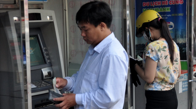 Ngày 28/12, Ngân hàng Nhà nước đã ban hành thông tư số 35 quy định về phí thẻ ghi nợ nội địa (ATM).
