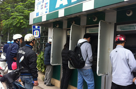 Cảnh xếp hàng chờ rút tiền tại ATM dịp nghĩ lễ tái diễn năm nay. Ảnh chụp sáng 29/12 trên phố Láng Hạ (Hà Nội).