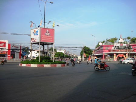 Một đoạn đường Nguyễn Ảnh Thủ (quận 12) đón năm mới với sắc cờ đỏ thắm