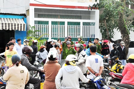 Hàng trăm tiểu thương chợ Hòa Cường đứng trước căn nhà của bố mẹ bà Trang yêu cầu trả lại tiền hụi