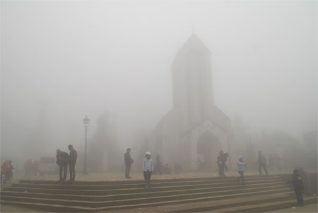 Sương mù dày đặc bao phủ nhà thờ đá cổ Sa Pa