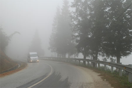 Sương mù khiến việc lưu thông, đi lại gặp nhiều khó khăn, tiềm ẩn tai nạn.