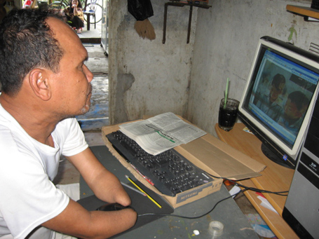 Thầy Khanh Rong điều khiển máy tính thành thạo bằng hay cùi tay.